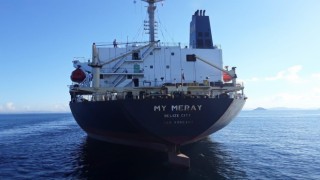 Marmara Denizinde makinesi arıza yapan gemiye ekipler müdahale ediyor