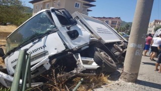 Marmariste çöp kamyonu kaza yaptı: 3 yaralı