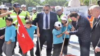 Menteşede yaya geçitleri kırmızıya boyandı