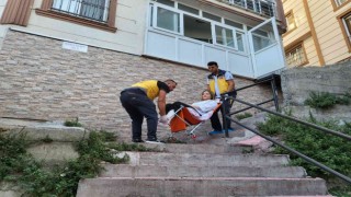 Merdivenlerden düşüp iki ayağını kıran genç sınava ambulansla geldi