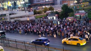 Metrobüs seferleri durdurulunca otobüs durakları doldu taştı