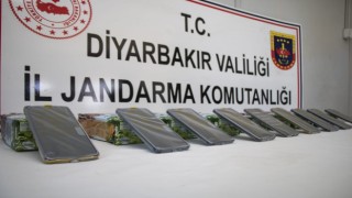 Meyve suyu kutusu içinde 975 bin lira değeri olan 65 cep telefonu ele geçirildi