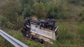 Mıcır yüklü hafriyat kamyonu şarampole devrildi: 1 ölü