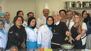 Milletvekili kız öğrencilerle birlikte mutfağa girdi, fasulye kavurması yaptı