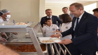 Milli Eğitim Müdürü Tetik, Silopide müdürlerle toplantı yaptı, öğrenciler ile yemek sırasına girdi