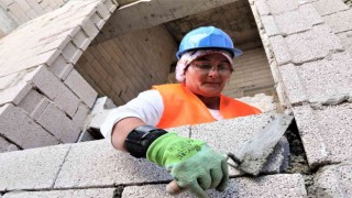 Milyonluk villaların duvarlarını adeta nakış dokur gibi kadın titizliği ile örüyor