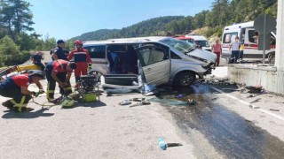 Minibüs beton bariyere çarptı: 2 ölü, 2 yaralı