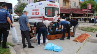 Minibüsün çarptığı kadın hayatını kaybetti, yakınları kriz geçirdi