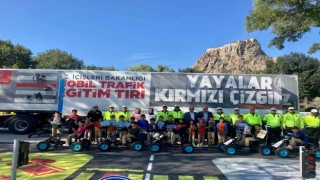 Mobil Trafik Tırı Afyonkarahisarda çocuklarla buluştu