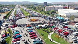 Modifiye araç tutkunları Sivasta buluştu