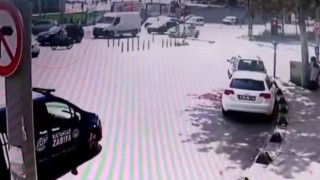 Motokurye dönüş yapan polis aracına çarptı: Kaza anı kamerada