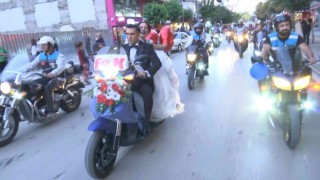 Motor tutkunu damadın gelin arabası da motosiklet oldu, görenler şaşırdı