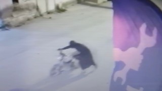 Motosiklet hırsızı çarşaf giyince daha hızlı yakalandı