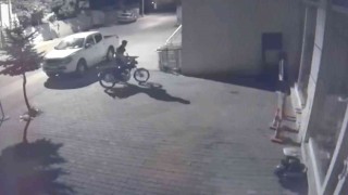 Motosiklet hırsızı saniye saniye kameraya yansıdı