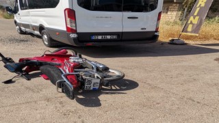 Motosiklet ile minibüs çarpıştı: 1 yaralı