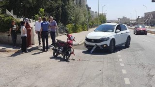 Motosiklet ile otomobil çarpıştı: 1 yaralı