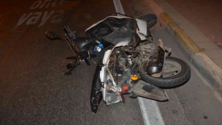Motosiklet refüje çarptı: 1 yaralı