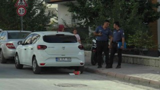 Motosiklet yoldan geçen yayalara çarptı: 3 yaralı