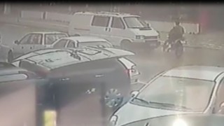 Motosiklete çarpıp olay yerinden kaçtı