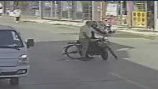Motosikletin çarptığı bisikletli yaralandı, kaza anı kameraya yansıdı
