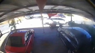 Motosikletini çalmaya çalışan şüpheliyi yakalamak için adeta uçtu