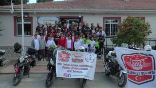 Motosikletlerle köy okuluna bin 222 kitap bağışladı