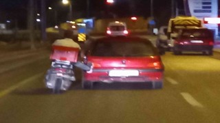 Motosikletli kurye otomobili ayağı ile 300 metre itti
