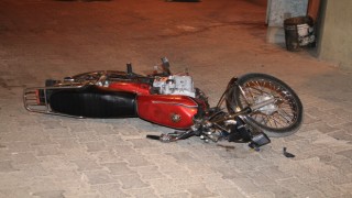 Motosikletten savrulan genç ağır yaralandı