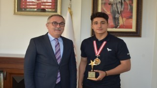 Müdür Akyol, Balkan Şampiyonu Zaloğlunu makamında ağırladı