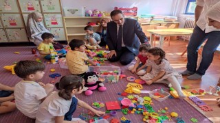 Müdür Kıvanç, miniklerin ilk gün heyecanına ortak oldu