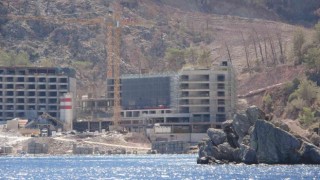 Mühürlenen otel inşaatı sürüyor