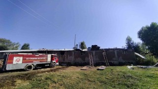 Muradiyede 50 ton saman kül oldu
