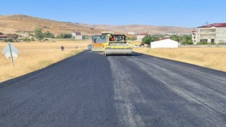 Muşta köy yolları sıcak asfaltla kaplanmaya devam ediyor