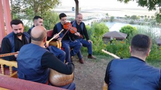 Muşta Teke ailesi hobi ile başladıkları müzik aşkını eğitimle taçlandırıyor