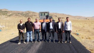 Muşta tozlu köy yolları devlet yatırımıyla sıcak asfaltla kaplanıyor