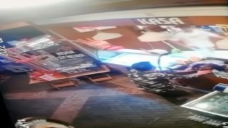 Müşteri gibi girdi, bahşiş kutusundan para çaldı