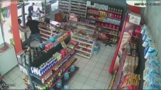 Müşterilerin korkulu rüyası marketçi, hastaneye yatırıldı