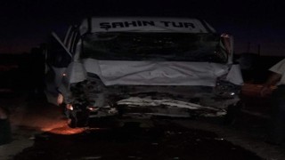 Nallıhanda traktörle işçi servisi çarpıştı: 7 yaralı