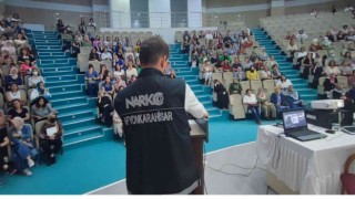 Narkotik polisi anne ve anne adayı öğretmenlere seminer verdi