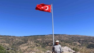 Nazillide zirveye dikilen Türk Bayrağı göndere çekildi
