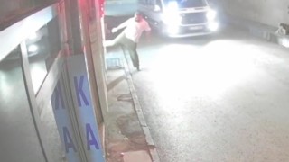 Nedenini kimse anlayamadı, önüne gelen dükkanın camına tekme ve yumruk attı