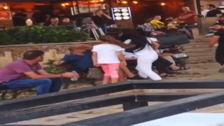Öfkeli kadın, bir erkeği herkesin içinde defalarca tokatladı