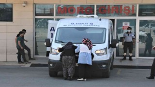 Oğlunun acısına dayanamayıp cenaze aracını öpen anne yürekleri dağladı