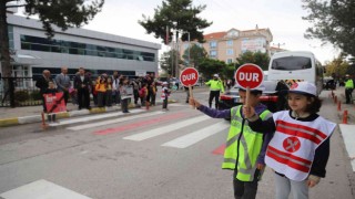 Öğrenciler trafik polisi oldu, trafik kurallarına düdükleriyle dikkat çekti