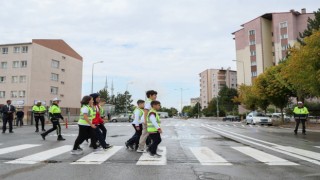 Öğrencilerin güvenliği için trafik işaretleri yenilendi