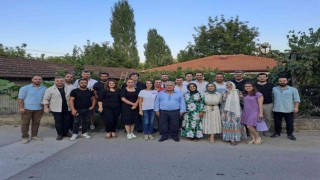 Öğrencilerini mezuniyetlerinden 23 yıl sonra gören öğretmen duygusal anlar yaşadı