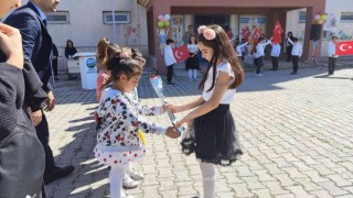 Okula yeni başlayan minikler çiçeklerle karşılandı