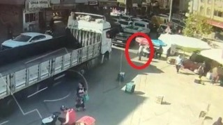 Ölüme böyle gitti...Tır altında kalan babalarını görünce yıkıldılar