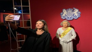 Ölümünden sonra Kraliçe Elizabethin heykeline ilgi arttı