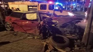 Önce refüje sonra tıra çarptı: 3 yaralı